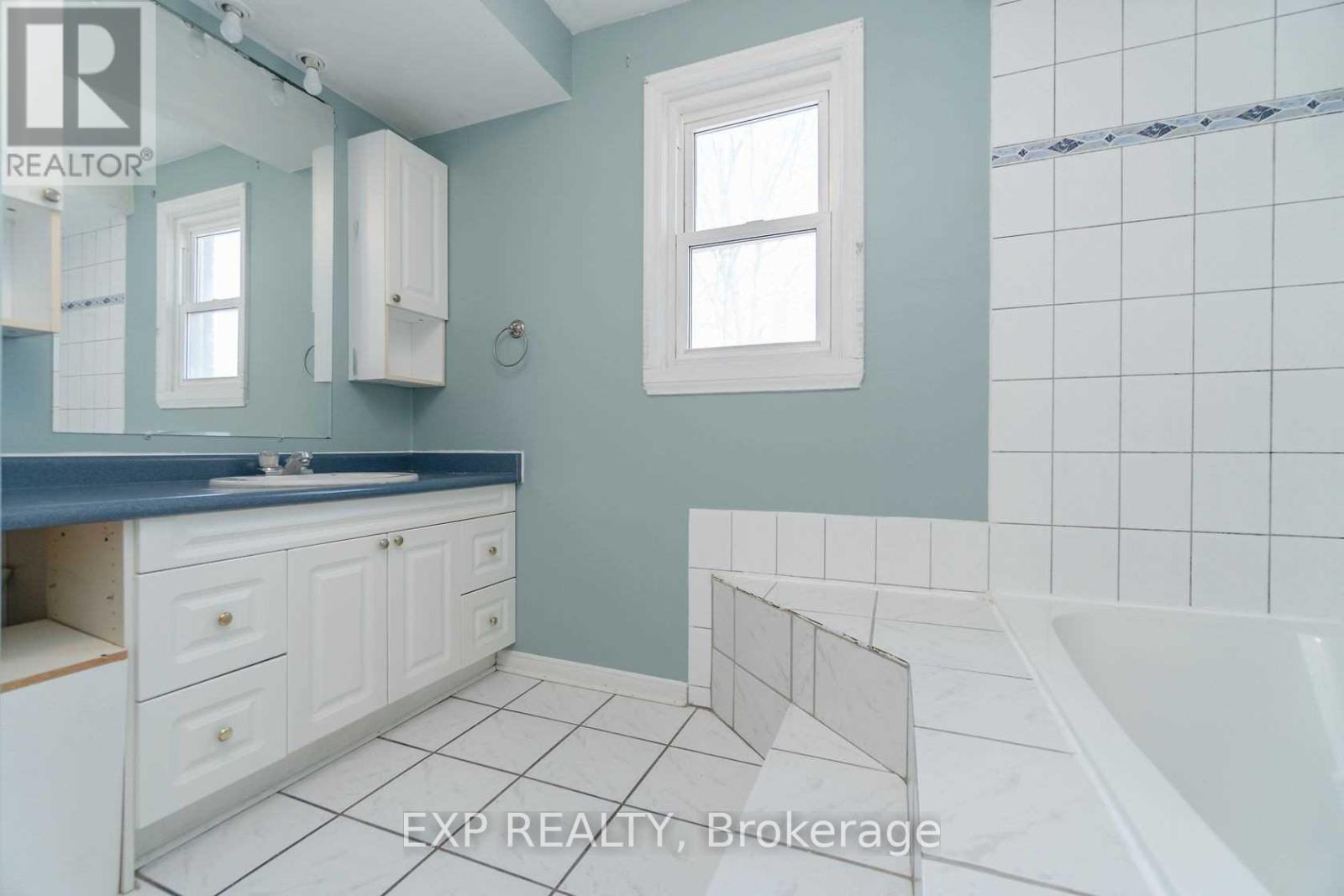 204 John Street, Brampton, Ontario  L6W 2A6 - Photo 7 - W12843510