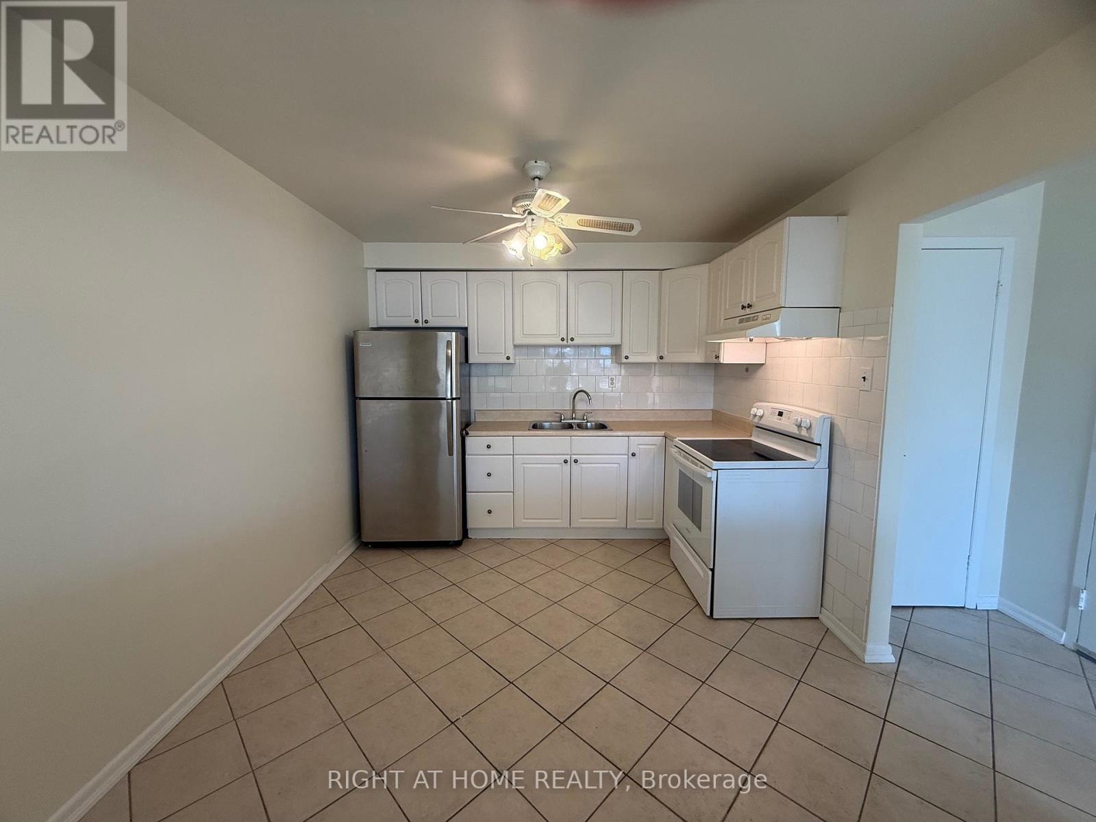 2 - 1852 Lakeshore Road W, Mississauga, Ontario  L5J 1J7 - Photo 4 - W12843618