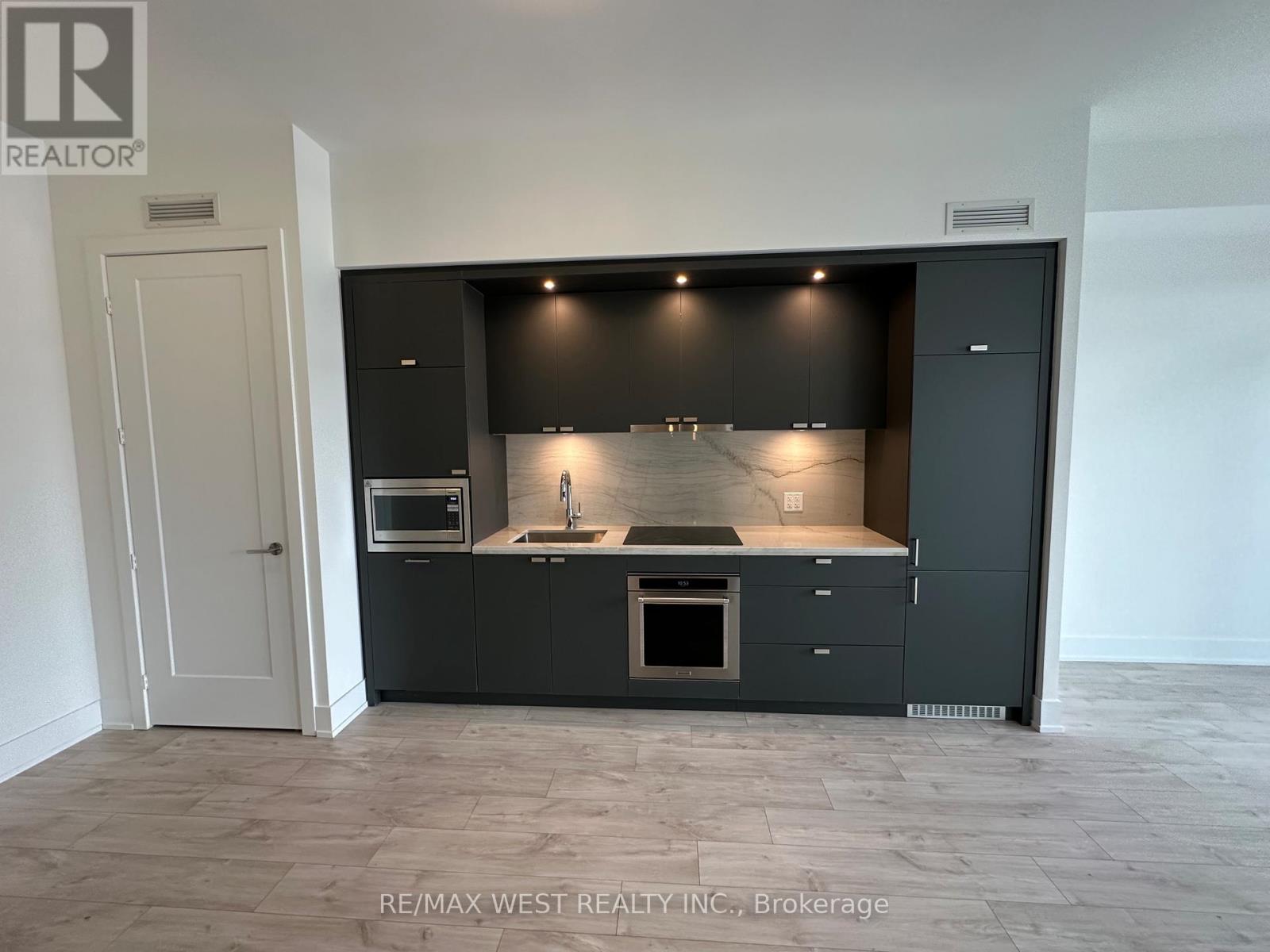 515 - 259 The Kingsway, Toronto, Ontario  M9A 0G2 - Photo 3 - W12843638