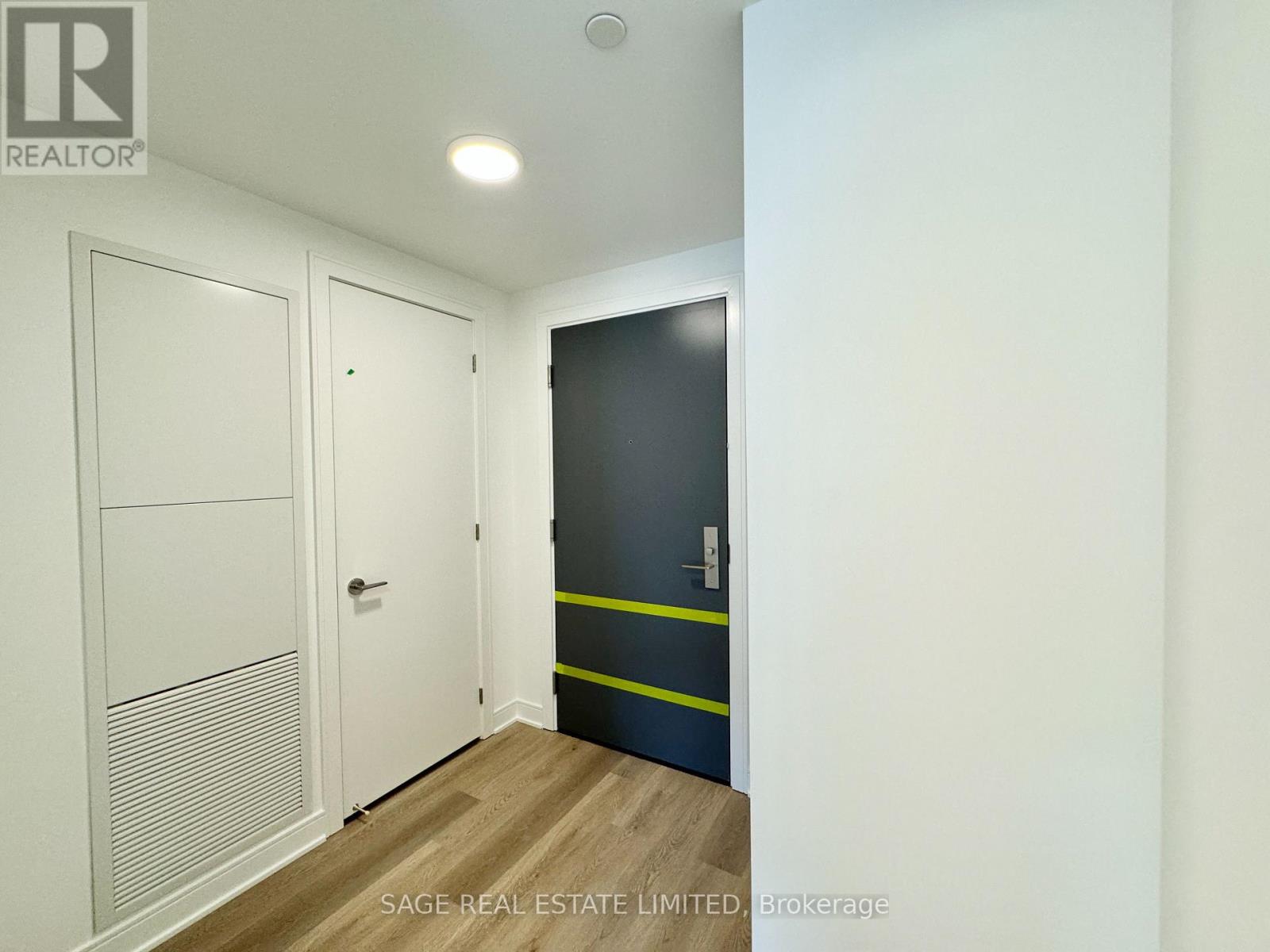 806 - 86 Dundas Street E, Mississauga, Ontario  L5A 1W4 - Photo 2 - W12843646