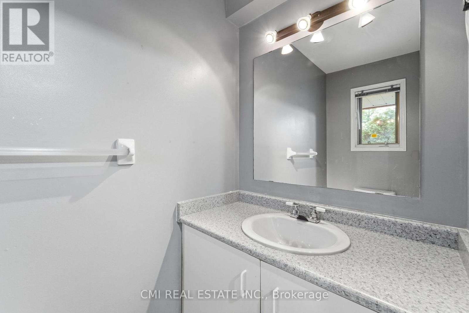 128 Toba Crescent, Brampton, Ontario  L6Z 4R9 - Photo 7 - W12843648