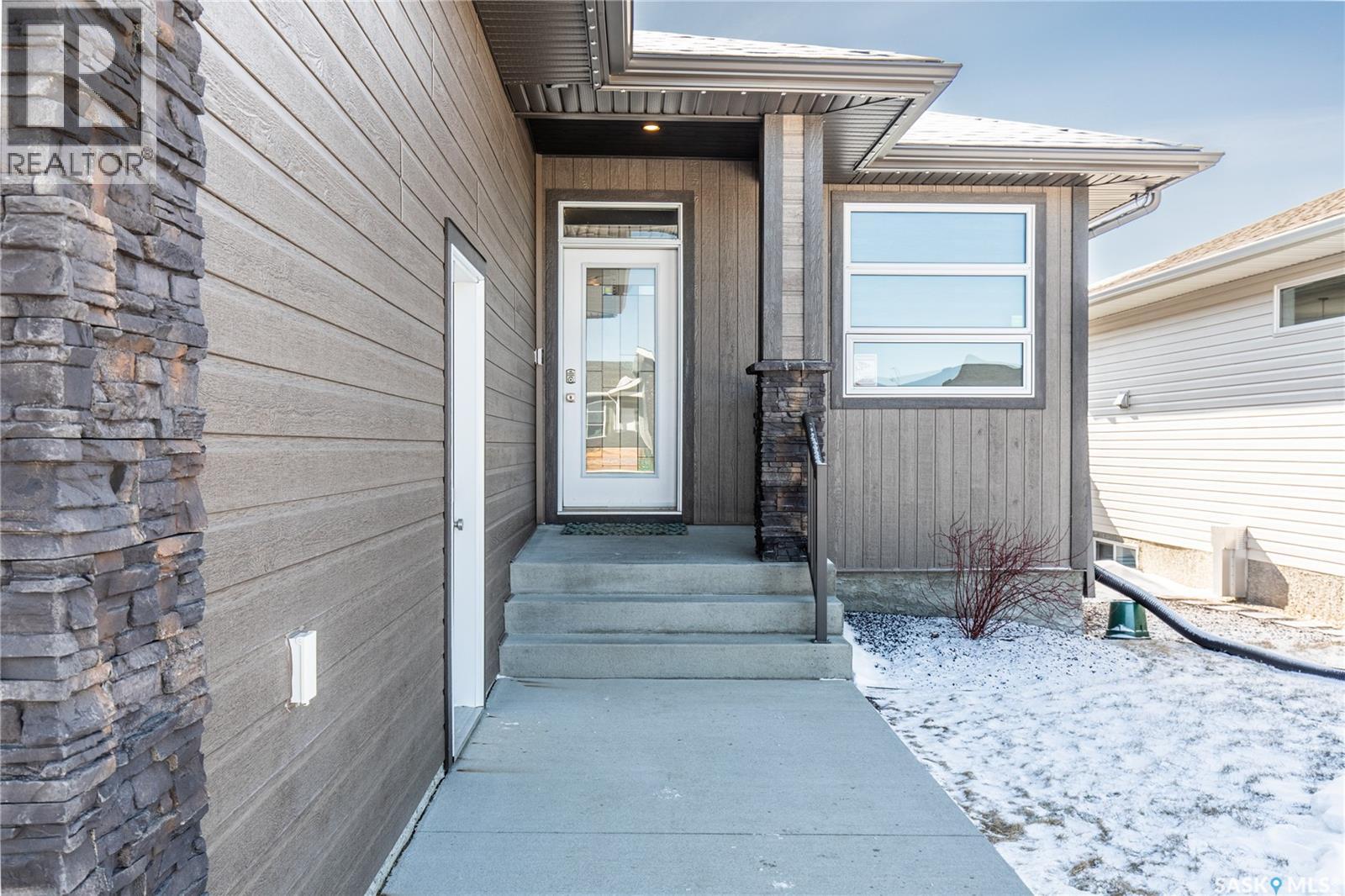 1001 Maplewood Drive, Moose Jaw, Saskatchewan  S6J 0E4 - Photo 3 - SK029670