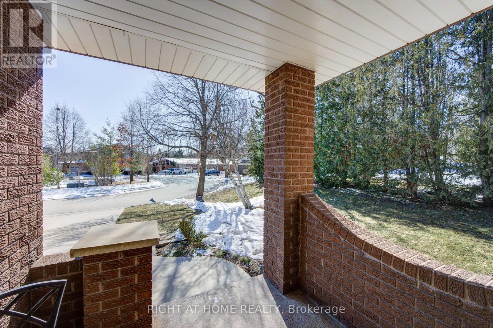 114 Cowan Crescent, London South, Ontario  N6C 2V7 - Photo 3 - X12843550