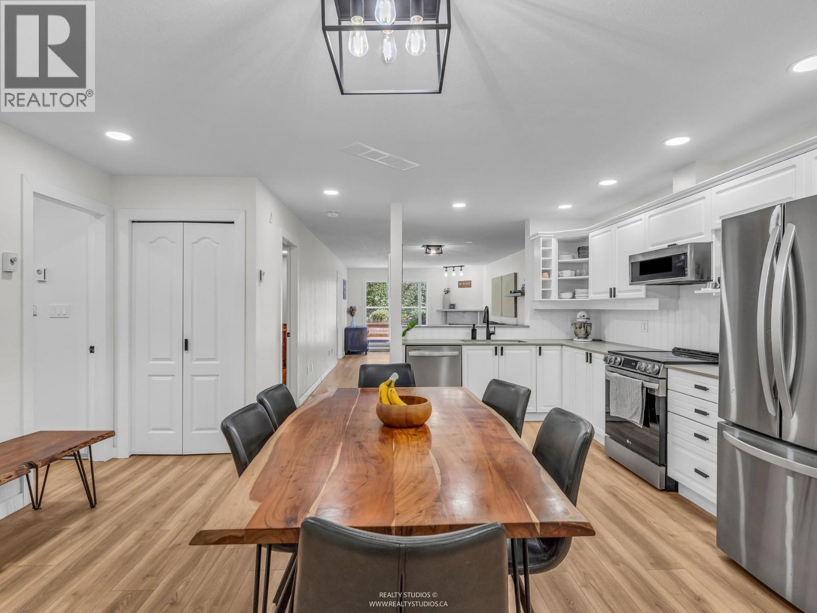 305 1500 Ostler Court, North Vancouver, British Columbia  V7G 2S2 - Photo 8 - R3083623