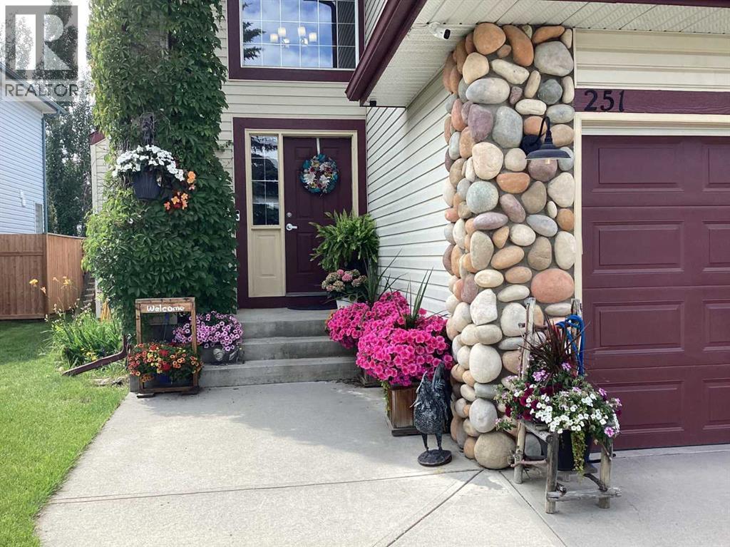 251 Lakeview Cove, Chestermere, Alberta  T1X 1E7 - Photo 3 - A2289312