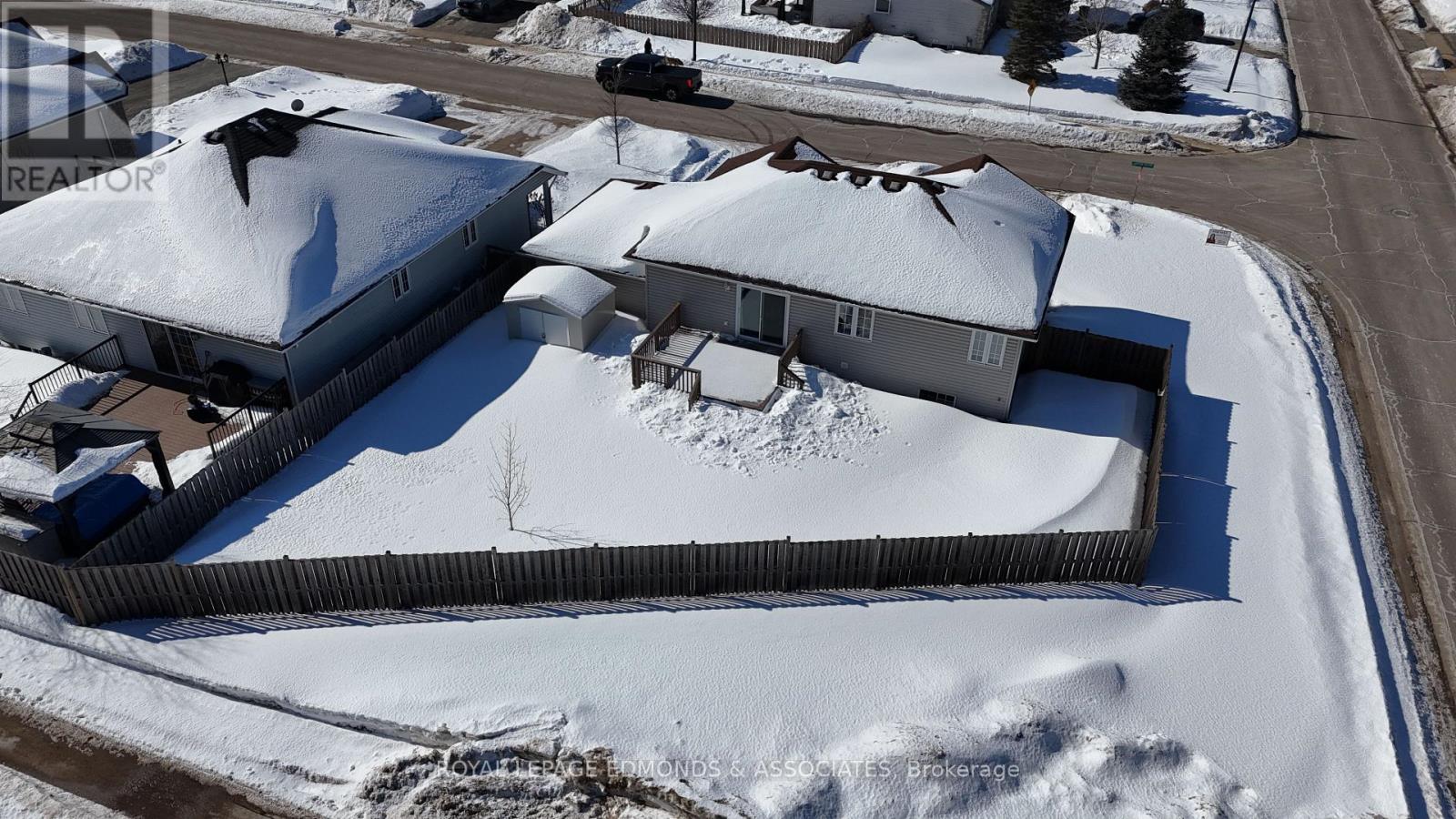 2001 Sandstone Crescent, Petawawa, Ontario  K8H 0B2 - Photo 46 - X12844024