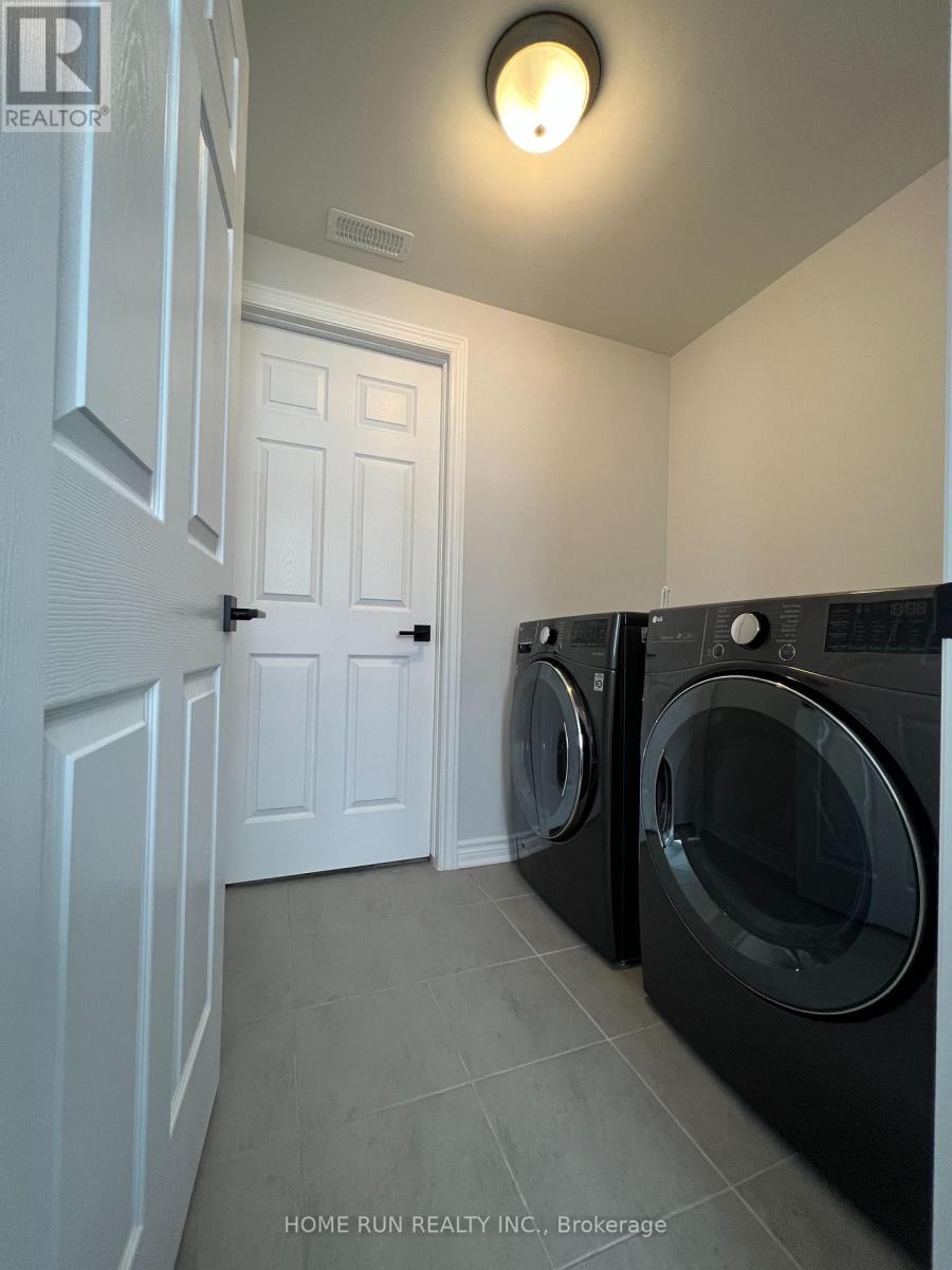 279 Squadron Crescent, Ottawa, Ontario  K1K 5A3 - Photo 2 - X12844004