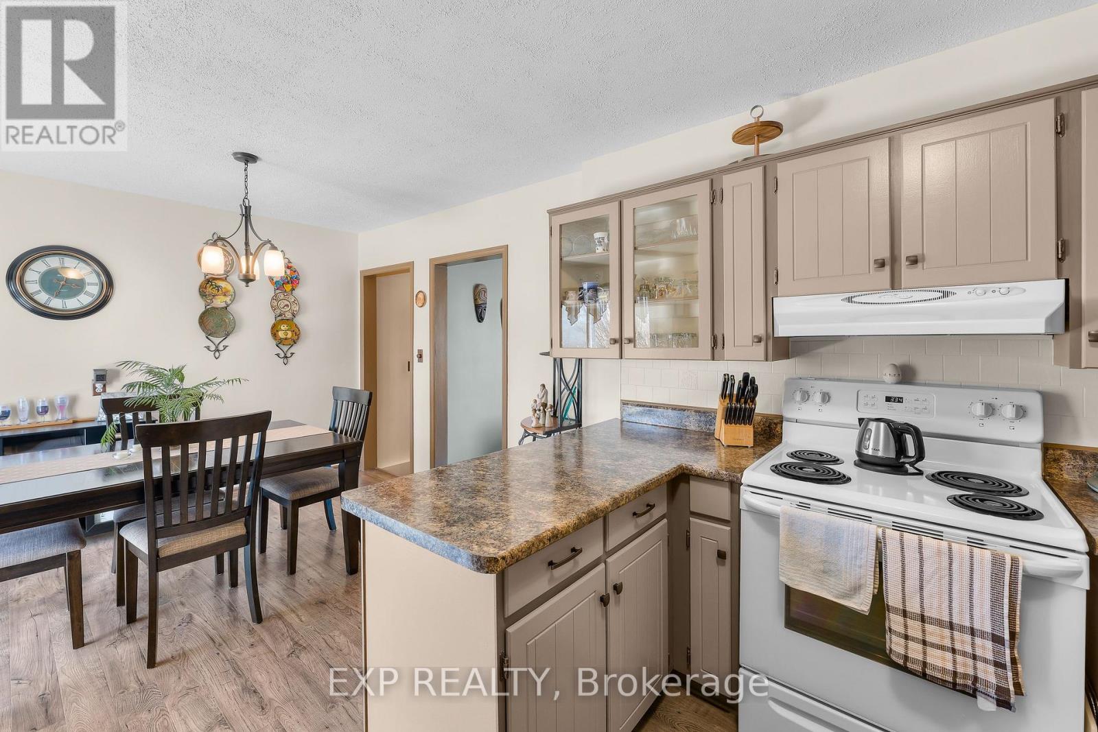 74 Tecumseh Street, St. Catharines, Ontario  L2M 2M6 - Photo 8 - X12844008