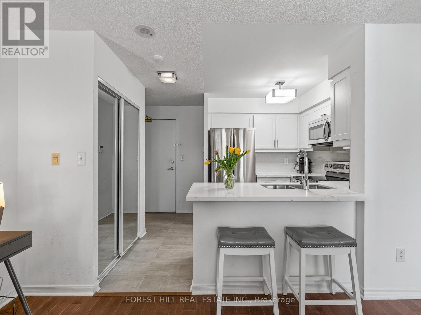 409 - 39 Oneida Crescent, Richmond Hill, Ontario  L4G 0S2 - Photo 5 - N12843846