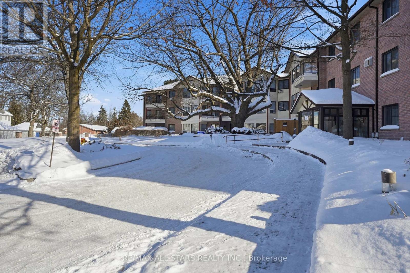 301 - 111 Grew Boulevard, Georgina, Ontario  L0E 1L0 - Photo 4 - N12844036