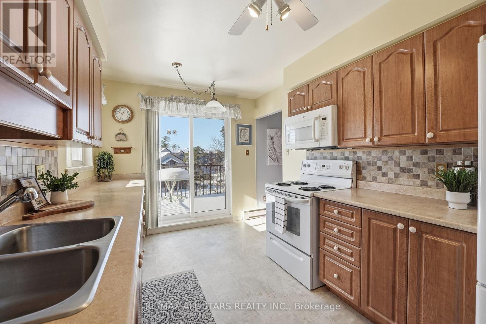 301 - 111 Grew Boulevard, Georgina, Ontario  L0E 1L0 - Photo 8 - N12844036