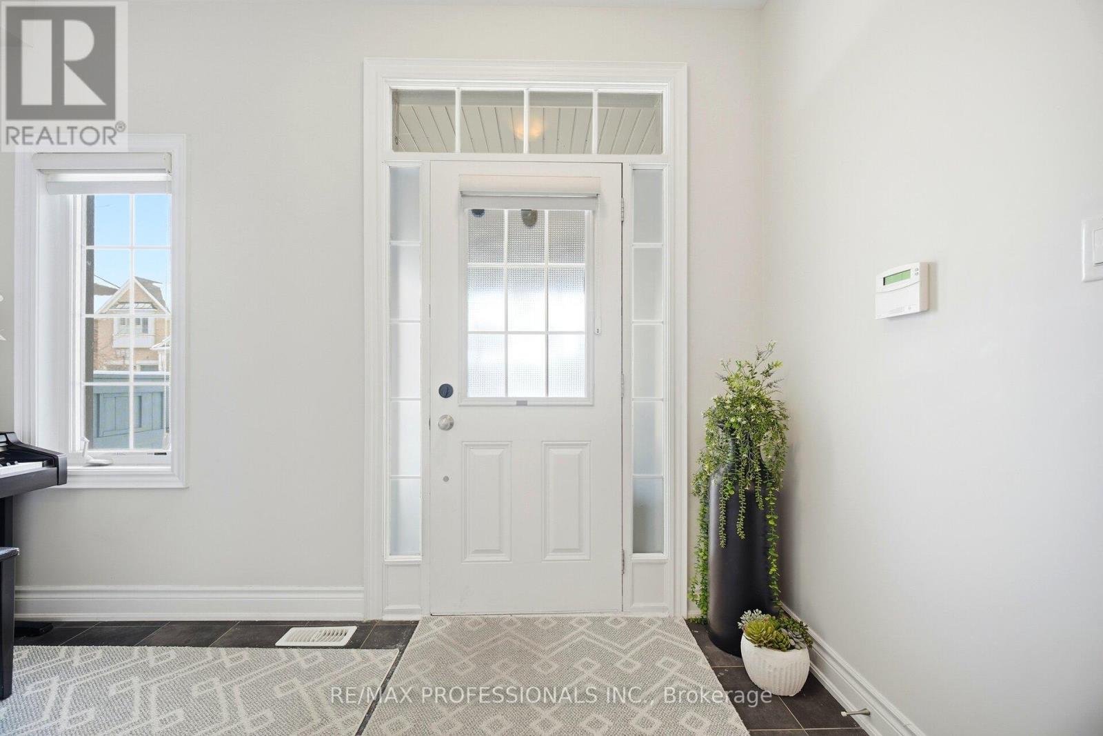 5 Mugford Crescent, Brampton, Ontario  L6Y 6A7 - Photo 4 - W12787414