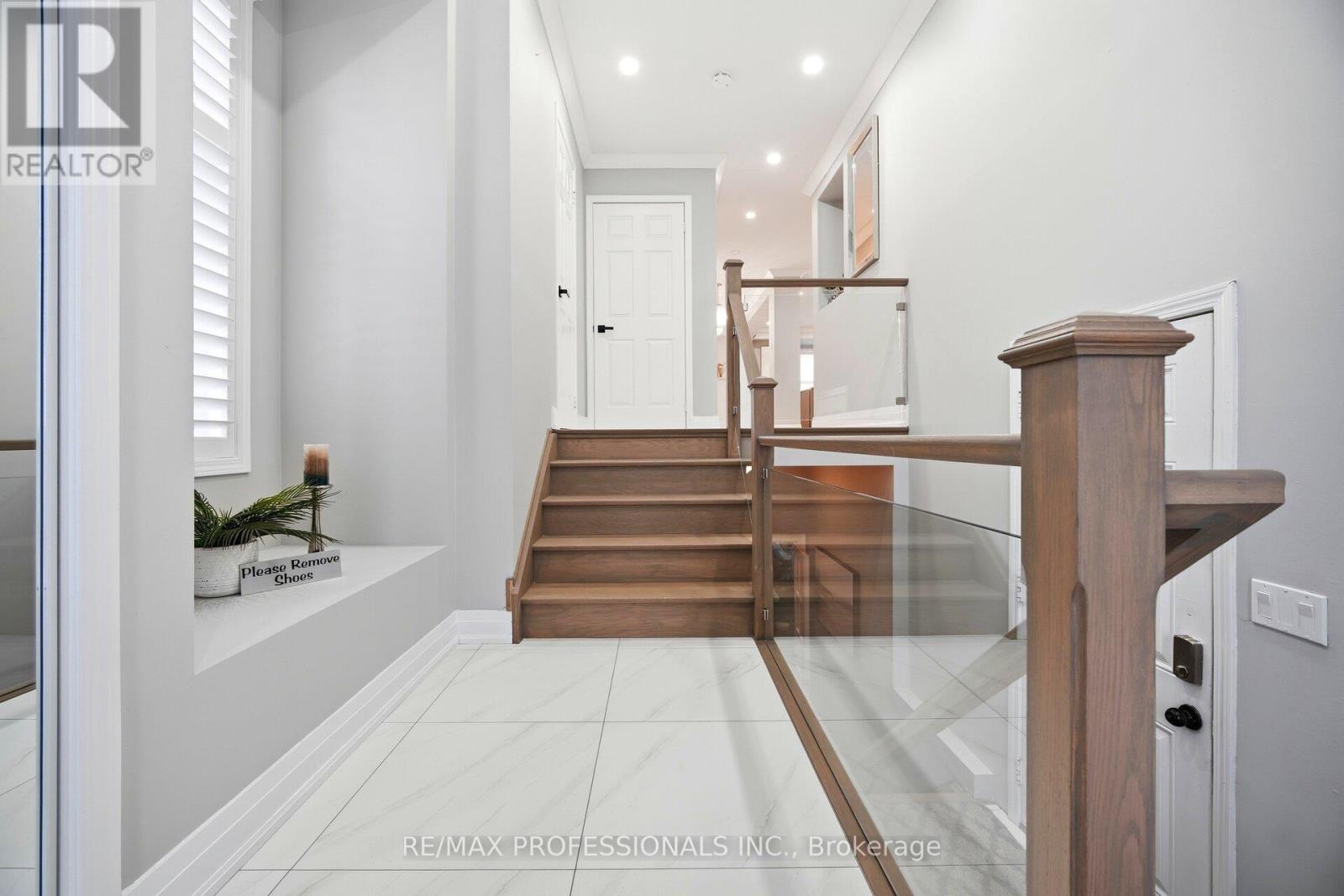 194 Fandango Drive, Brampton, Ontario  L6X 0L3 - Photo 5 - W12805984