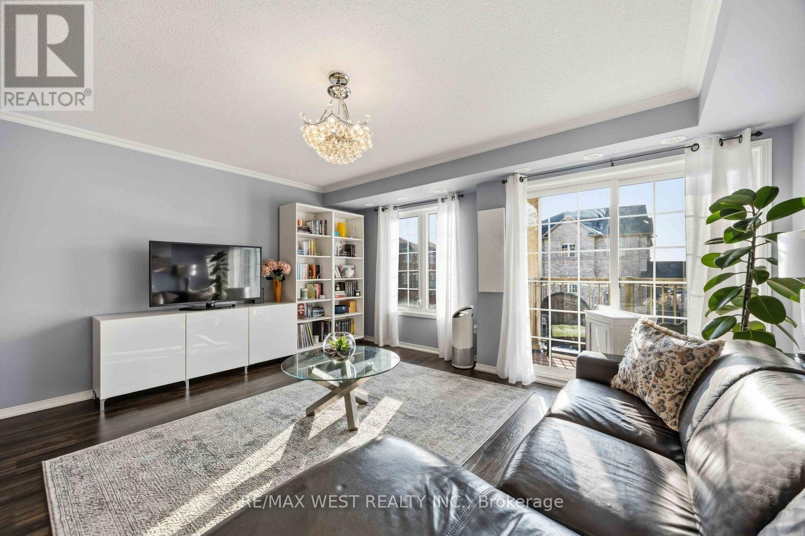 6 - 133 Isaac Devins Boulevard, Toronto, Ontario  M9M 0C4 - Photo 4 - W12843762