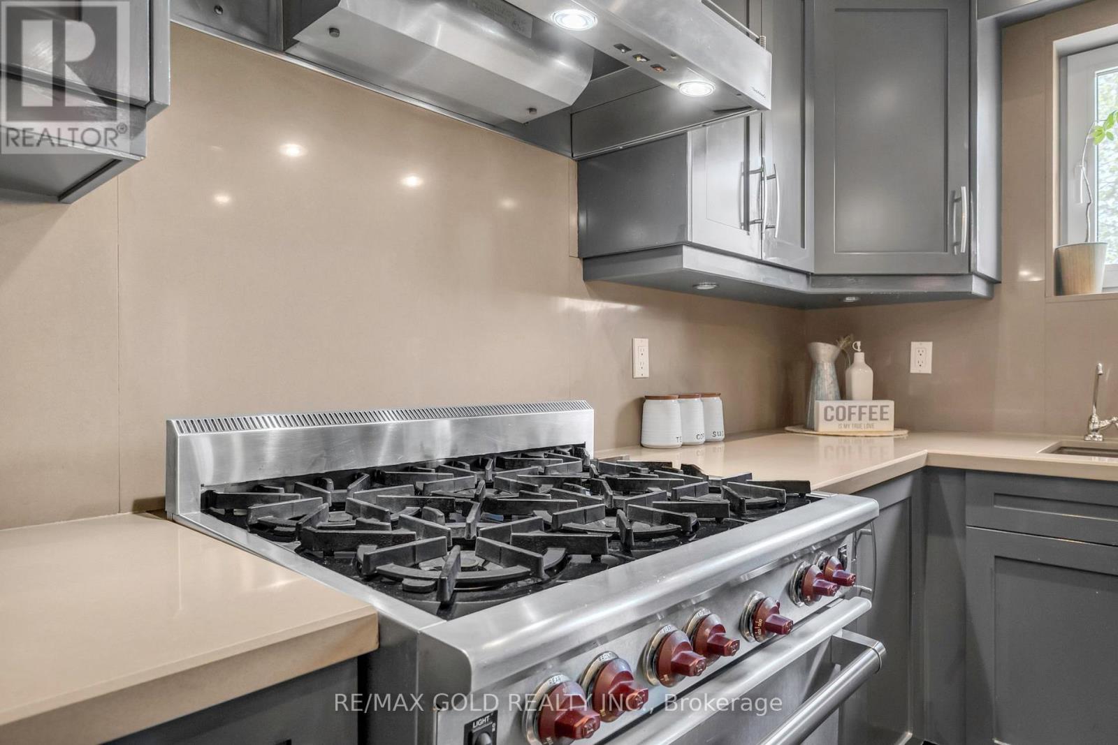 22 Tortoise Court, Brampton (Vales Of Castlemore), Ontario  L6P 0A1 - Photo 12 - W12843936