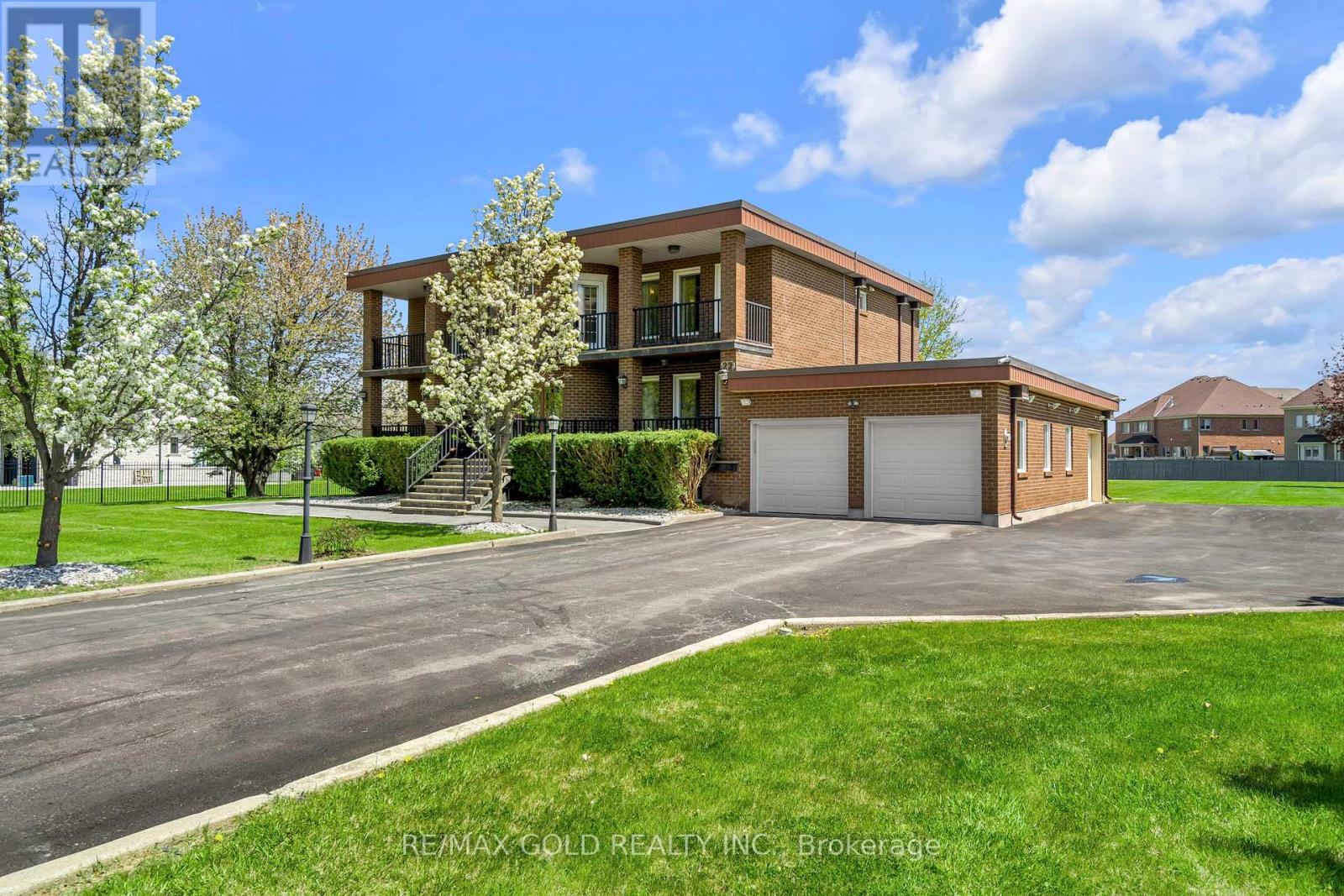 22 Tortoise Court, Brampton (Vales Of Castlemore), Ontario  L6P 0A1 - Photo 2 - W12843936