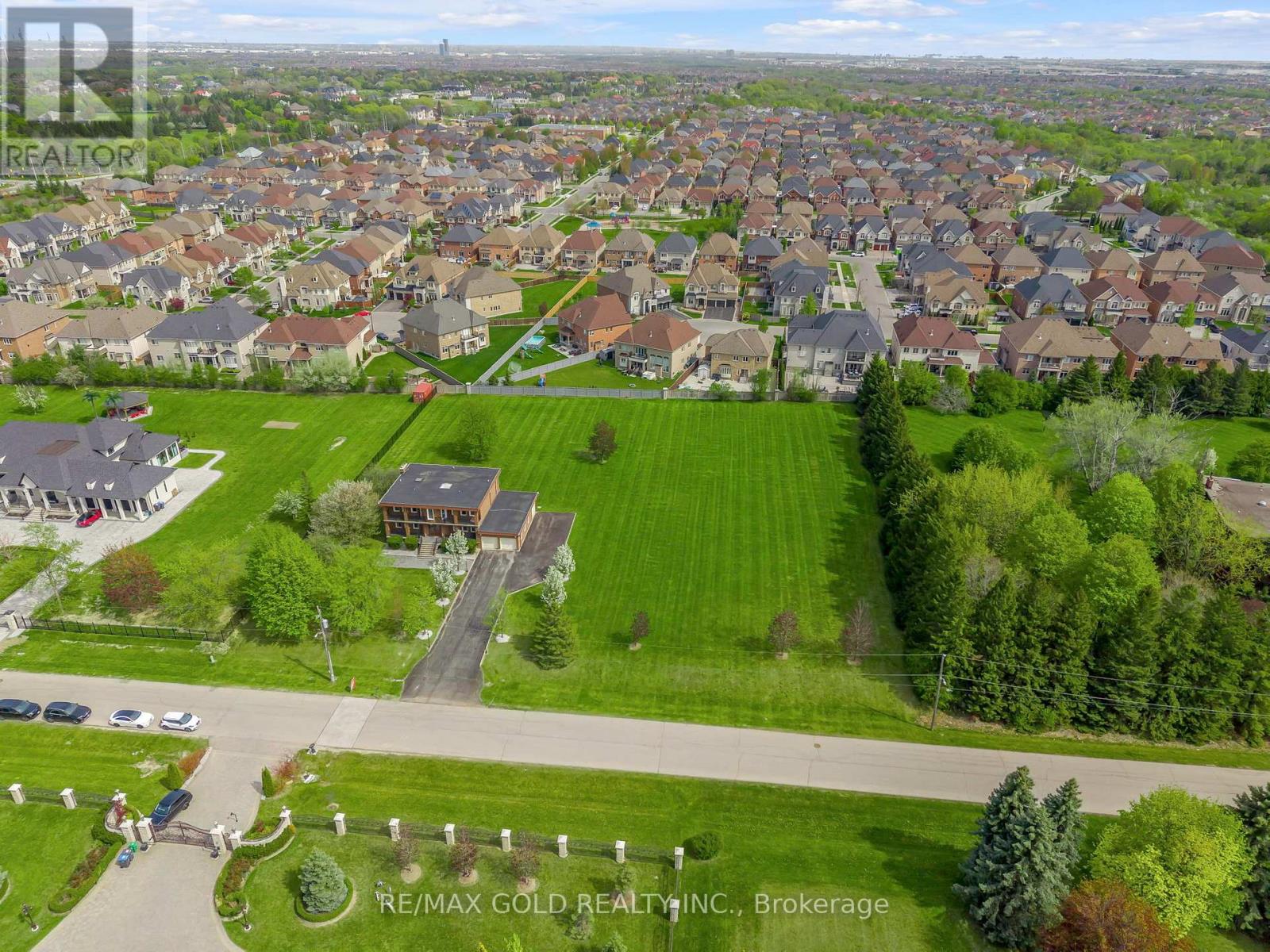 22 Tortoise Court, Brampton (Vales Of Castlemore), Ontario  L6P 0A1 - Photo 4 - W12843936