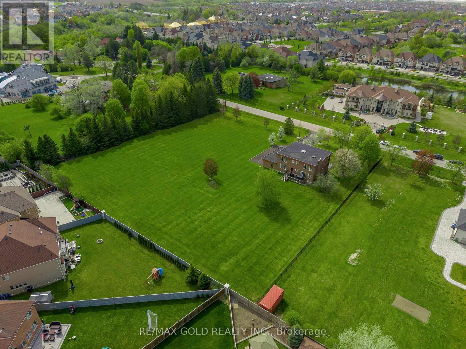 22 Tortoise Court, Brampton (Vales Of Castlemore), Ontario  L6P 0A1 - Photo 5 - W12843936