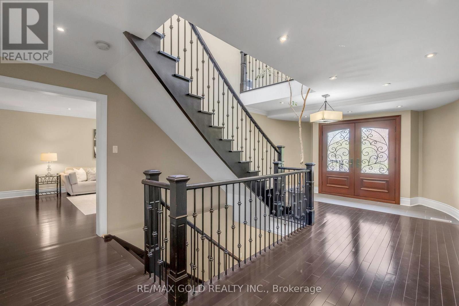 22 Tortoise Court, Brampton (Vales Of Castlemore), Ontario  L6P 0A1 - Photo 6 - W12843936