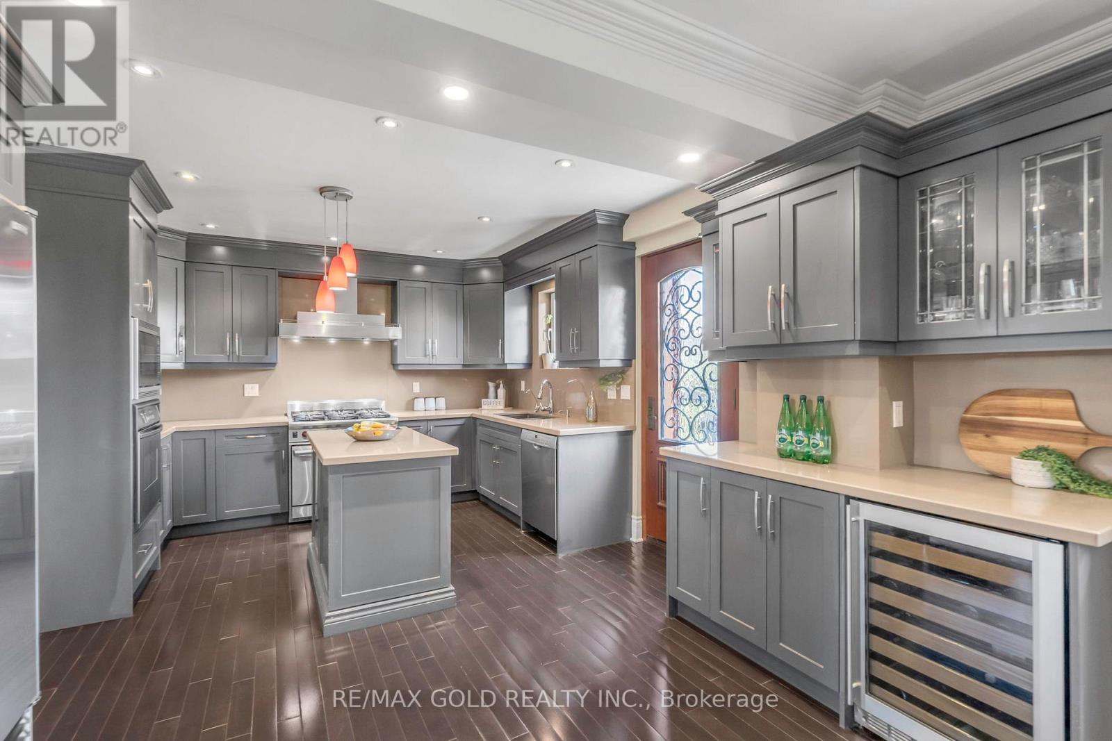 22 Tortoise Court, Brampton (Vales Of Castlemore), Ontario  L6P 0A1 - Photo 7 - W12843936