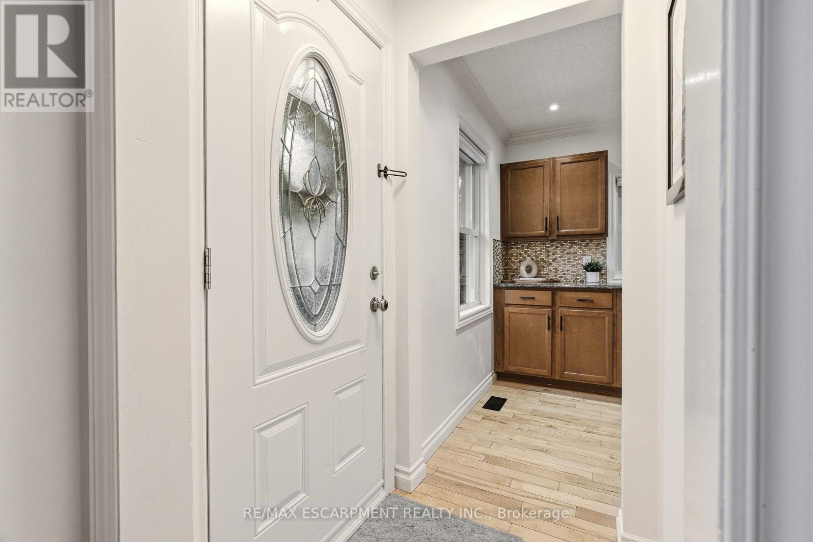 411 Pepper Drive, Burlington, Ontario  L7R 3E1 - Photo 4 - W12843972