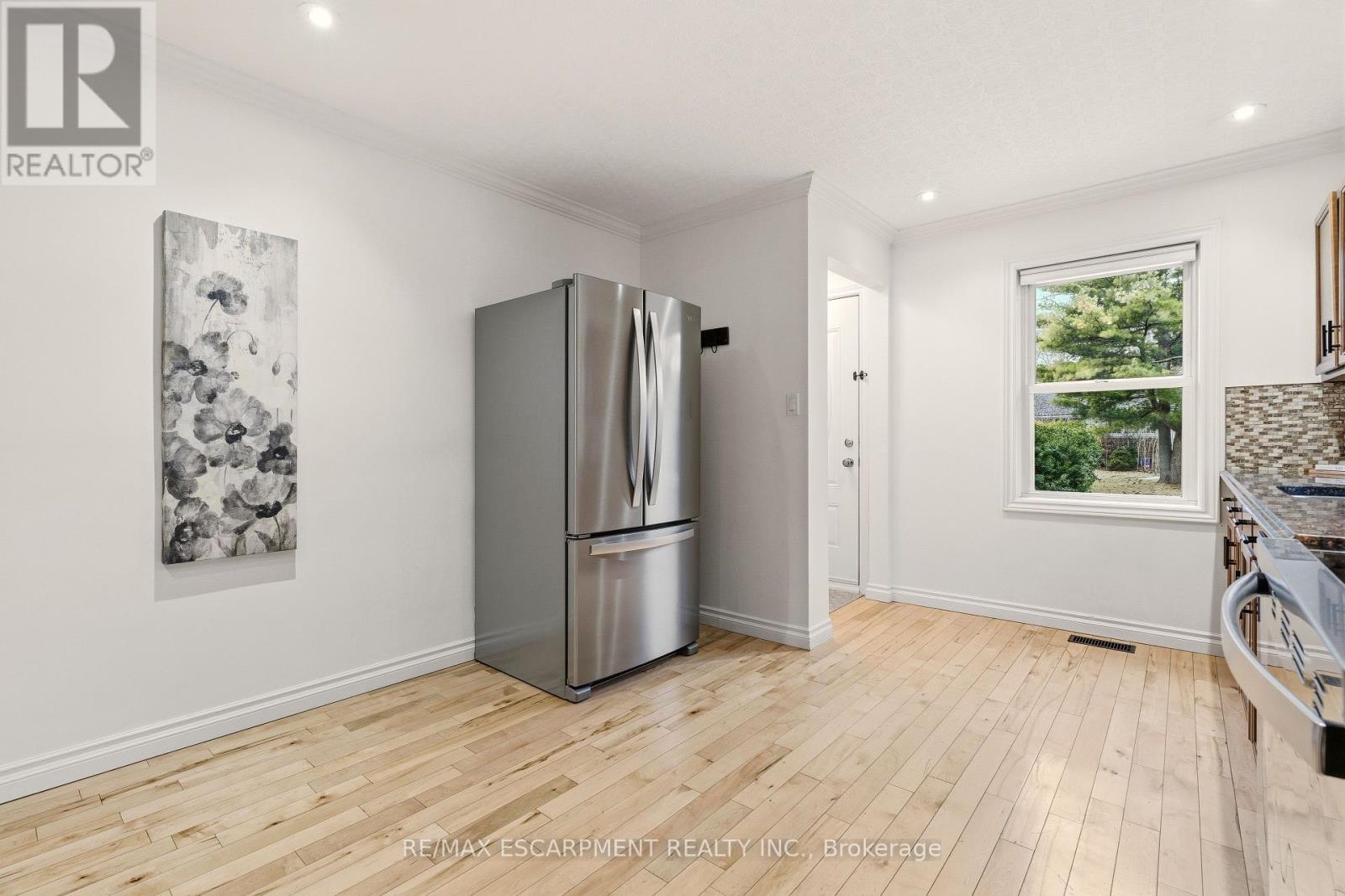 411 Pepper Drive, Burlington, Ontario  L7R 3E1 - Photo 8 - W12843972