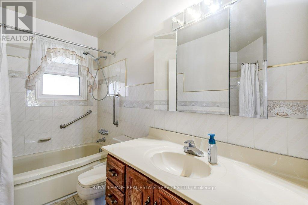 15 Loma Drive, Hamilton, Ontario  L8G 2W6 - Photo 16 - X12843730