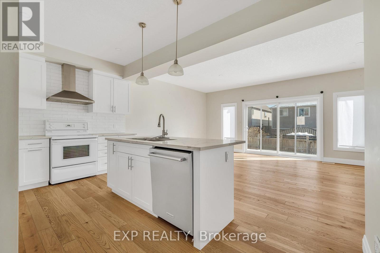 47 Pondcliffe Drive, Kitchener, Ontario  N2R 0M3 - Photo 4 - X12843766