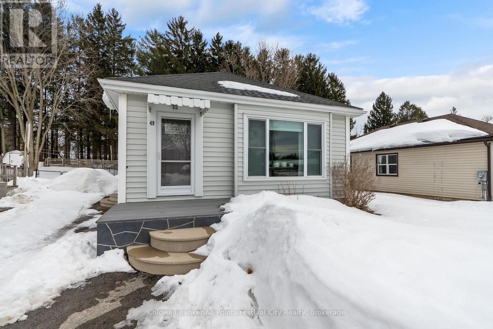 49 Carling Terrace, North Huron, Ontario N0G 2W0 - Photo 3 - X12844156