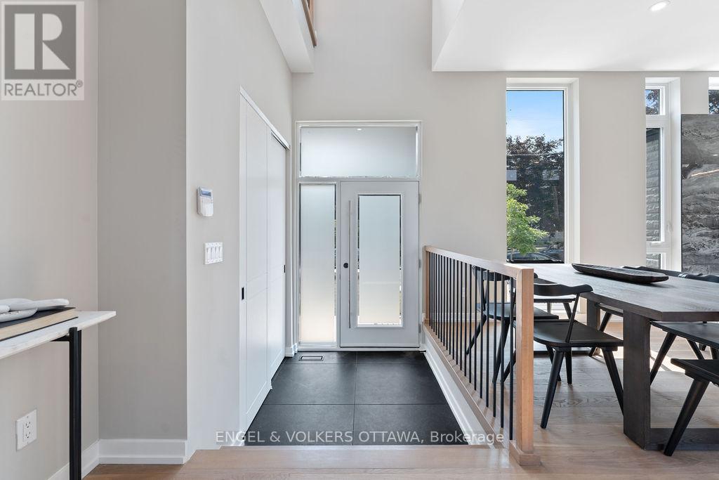 261 Dovercourt Avenue, Ottawa, Ontario  K1Z 5P5 - Photo 2 - X12844132