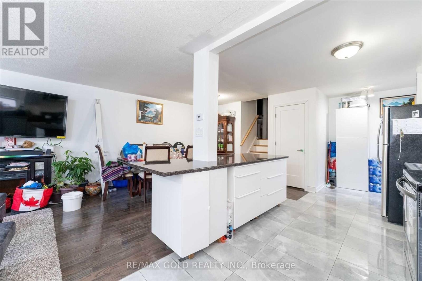 63 Newstead Crescent, Brampton (Madoc), Ontario  L6V 2A8 - Photo 4 - W12844174