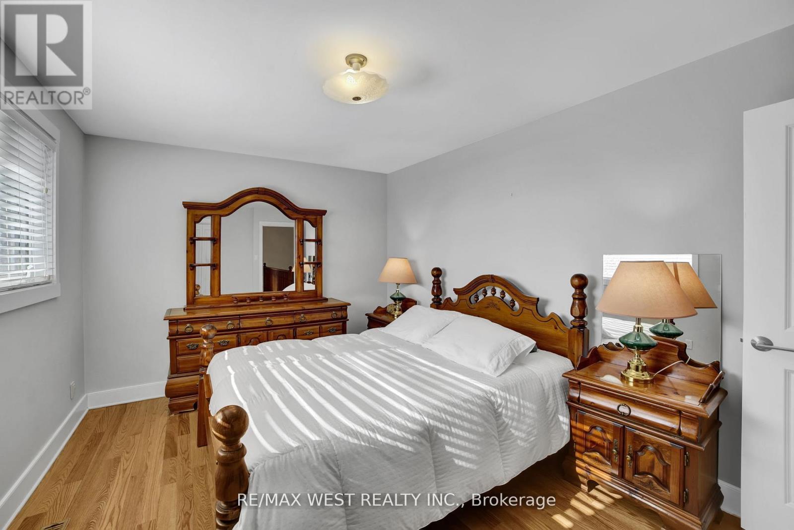 306 Pinegrove Road, Oakville, Ontario  L6K 3P9 - Photo 12 - W12844190