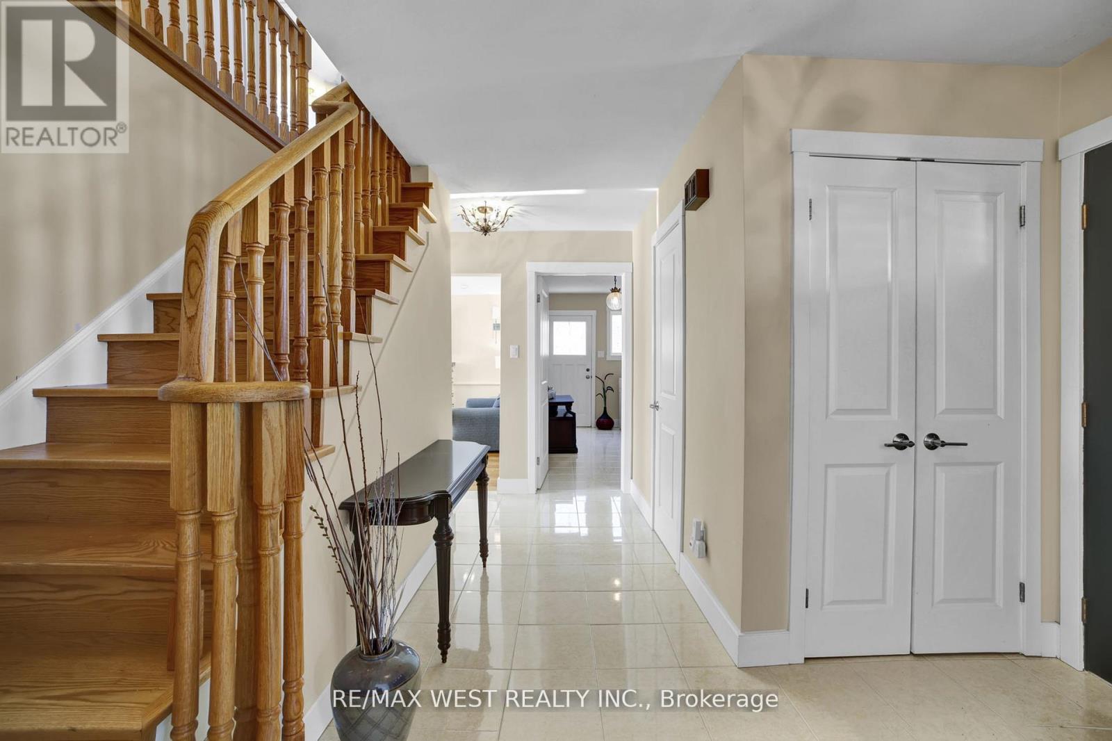 306 Pinegrove Road, Oakville, Ontario  L6K 3P9 - Photo 2 - W12844190