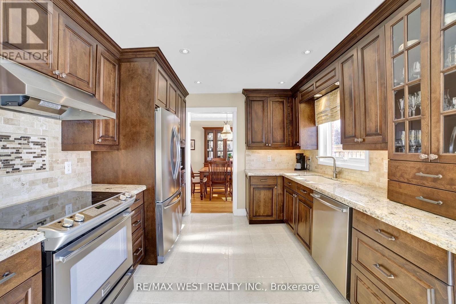 306 Pinegrove Road, Oakville, Ontario  L6K 3P9 - Photo 4 - W12844190