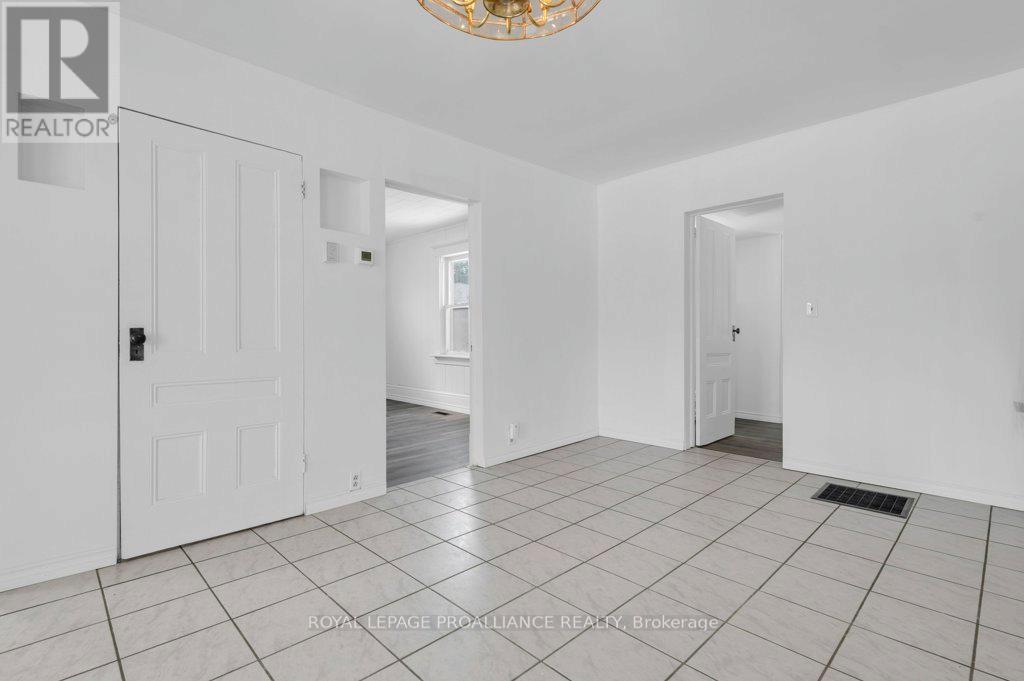 1172 Salem Road, Prince Edward County (Ameliasburg Ward), Ontario  K0K 1T0 - Photo 7 - X12844460