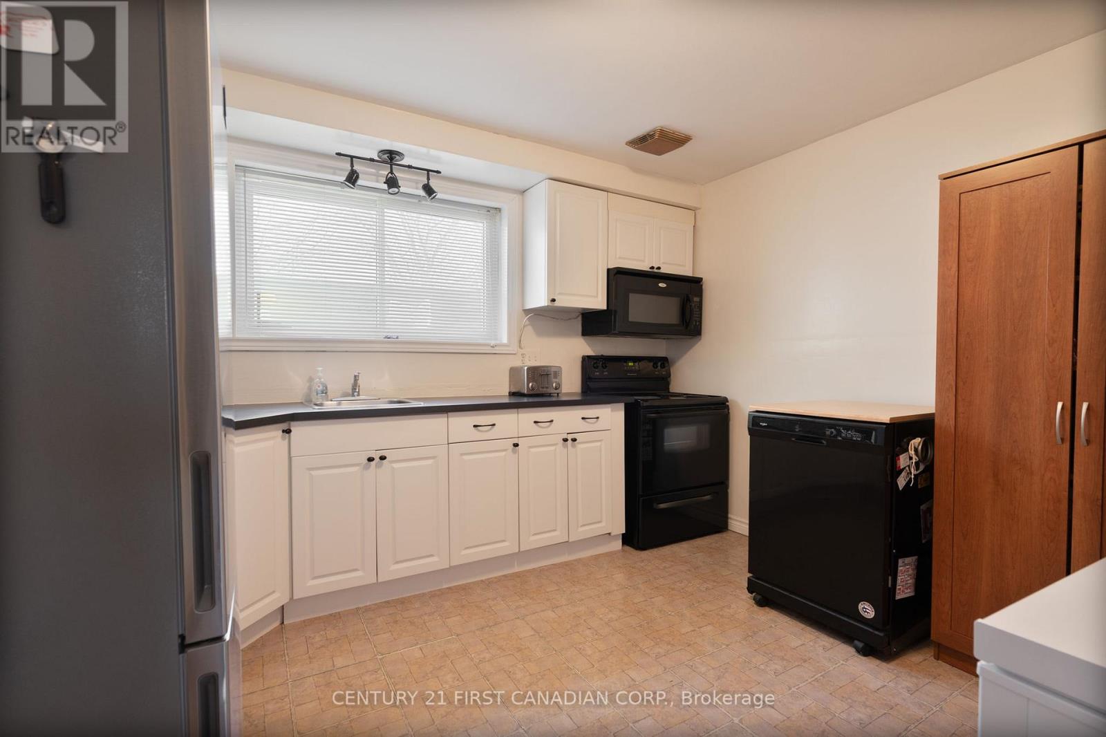 332 Base Line Road W, London South, Ontario  N6J 1W1 - Photo 17 - X12844570