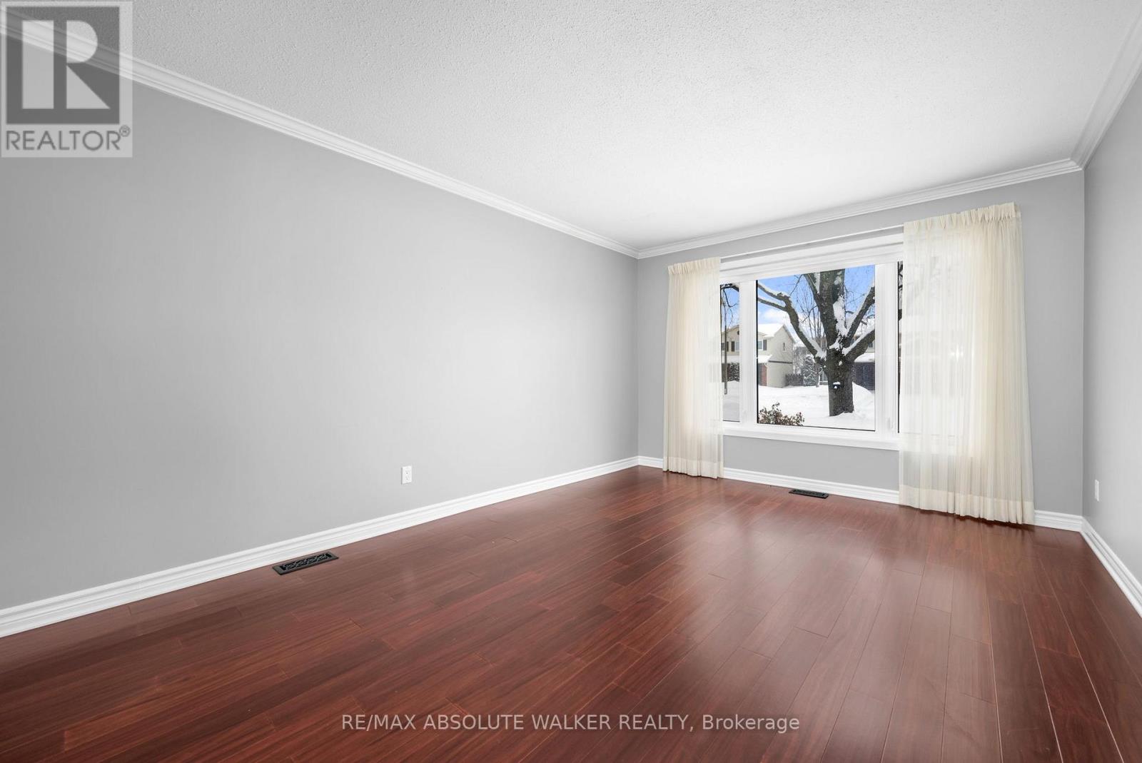 944 Raftsman Lane, Ottawa, Ontario  K1C 2V8 - Photo 4 - X12844318