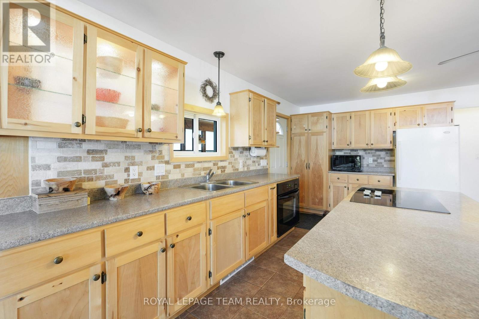 578b Elsie Lane, Greater Madawaska, Ontario  K0J 1H0 - Photo 12 - X12844504