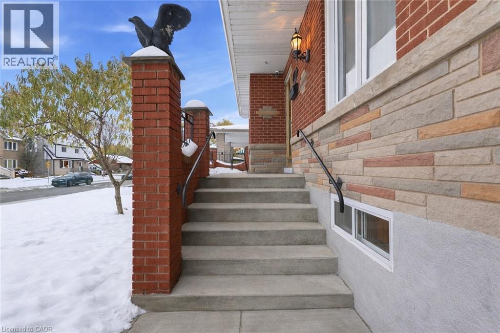 314 Hawkridge Avenue, Hamilton, Ontario  L9C 3L2 - Photo 2 - 40809494