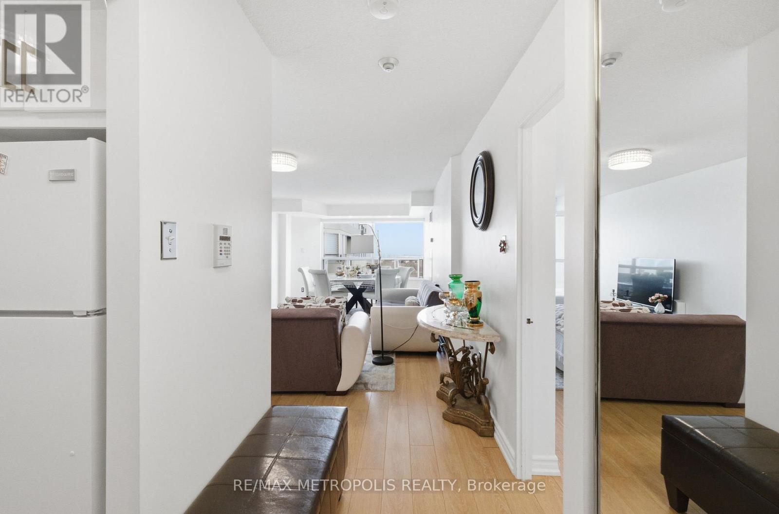 1501 - 11 Townsgate Drive, Vaughan, Ontario  L4J 8G4 - Photo 7 - N12844528