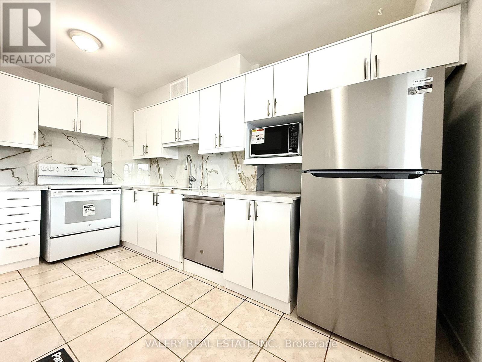 906 - 25 Four Winds Drive, Toronto (York University Heights), Ontario  M3J 1K8 - Photo 3 - W12844322