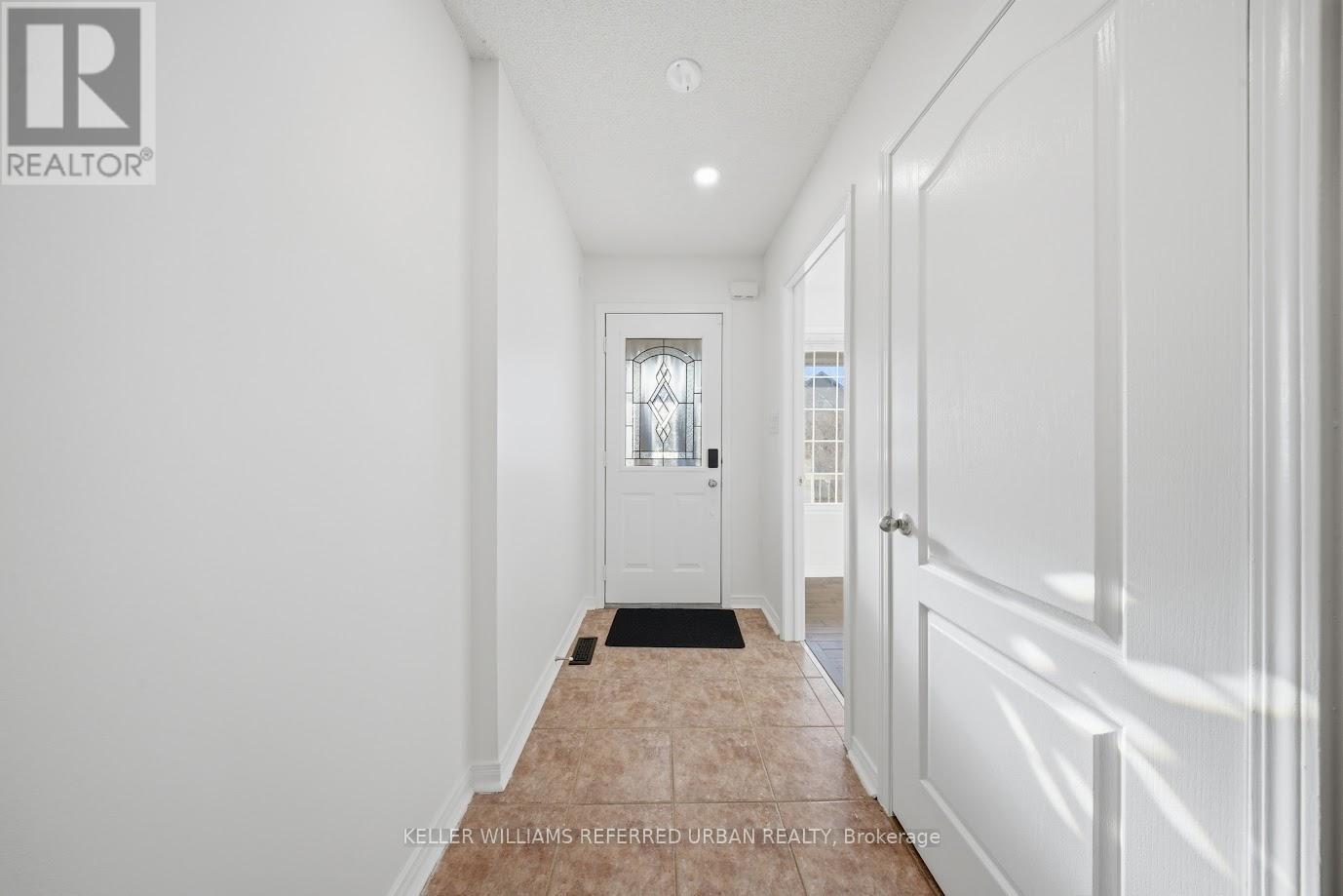 41 Pauline Crescent, Brampton (Fletcher's Meadow), Ontario  L7A 2V6 - Photo 4 - W12844476