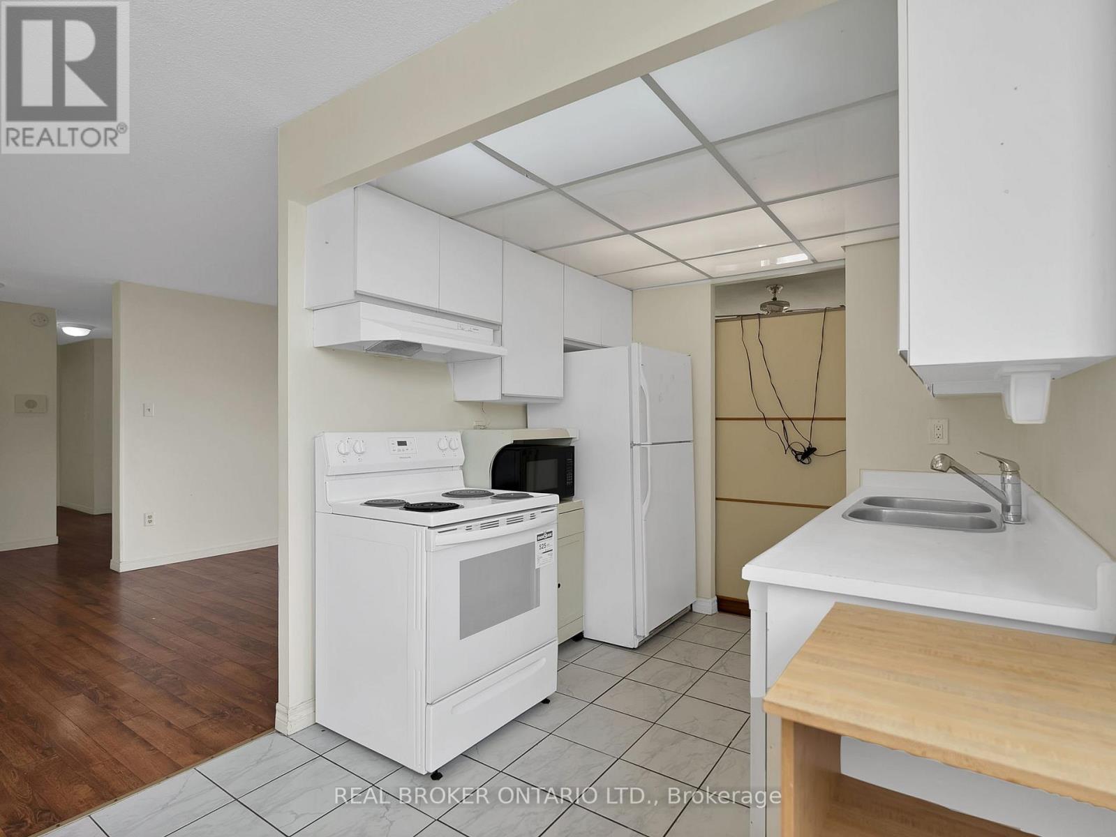 1103 - 3 Lisa Street, Brampton (Queen Street Corridor), Ontario  L6T 4A2 - Photo 4 - W12844488