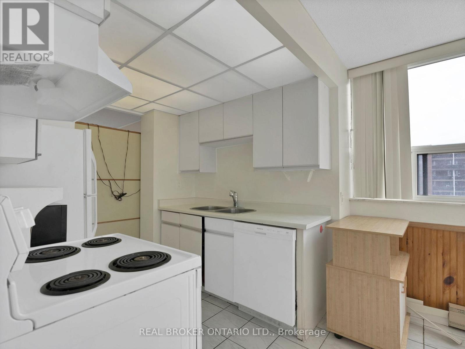 1103 - 3 Lisa Street, Brampton (Queen Street Corridor), Ontario  L6T 4A2 - Photo 5 - W12844488