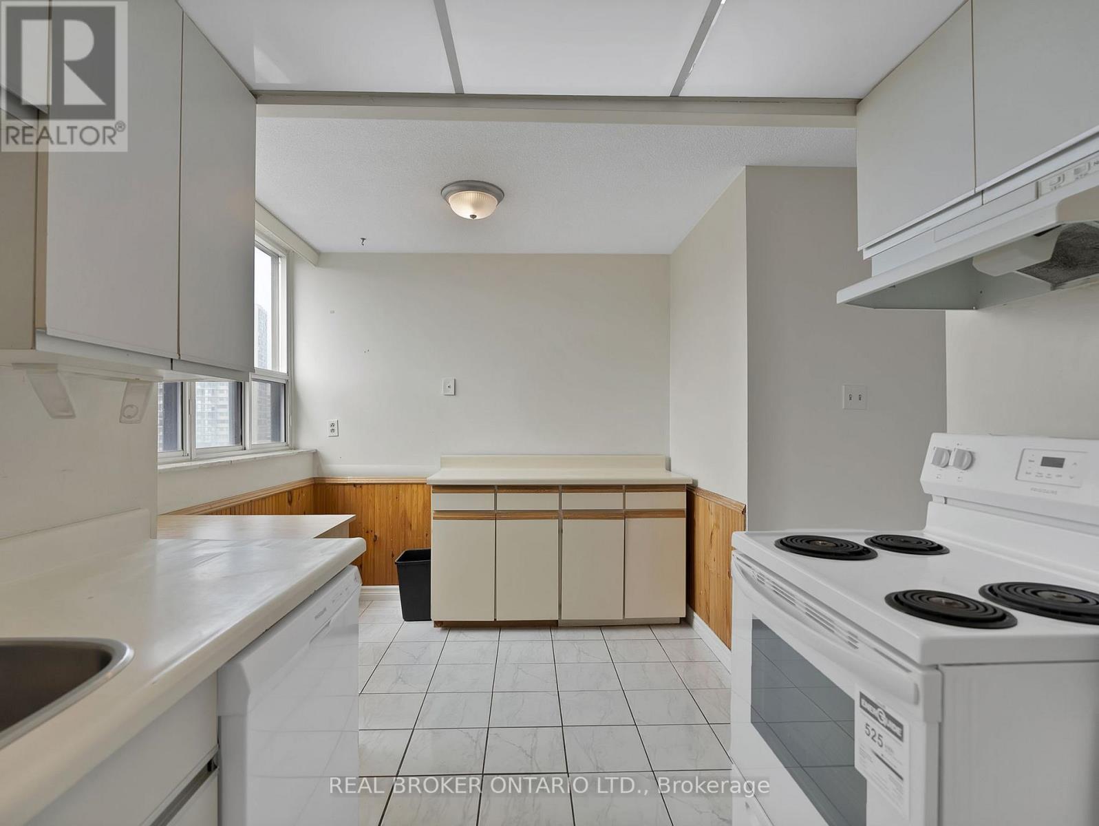 1103 - 3 Lisa Street, Brampton (Queen Street Corridor), Ontario  L6T 4A2 - Photo 6 - W12844488