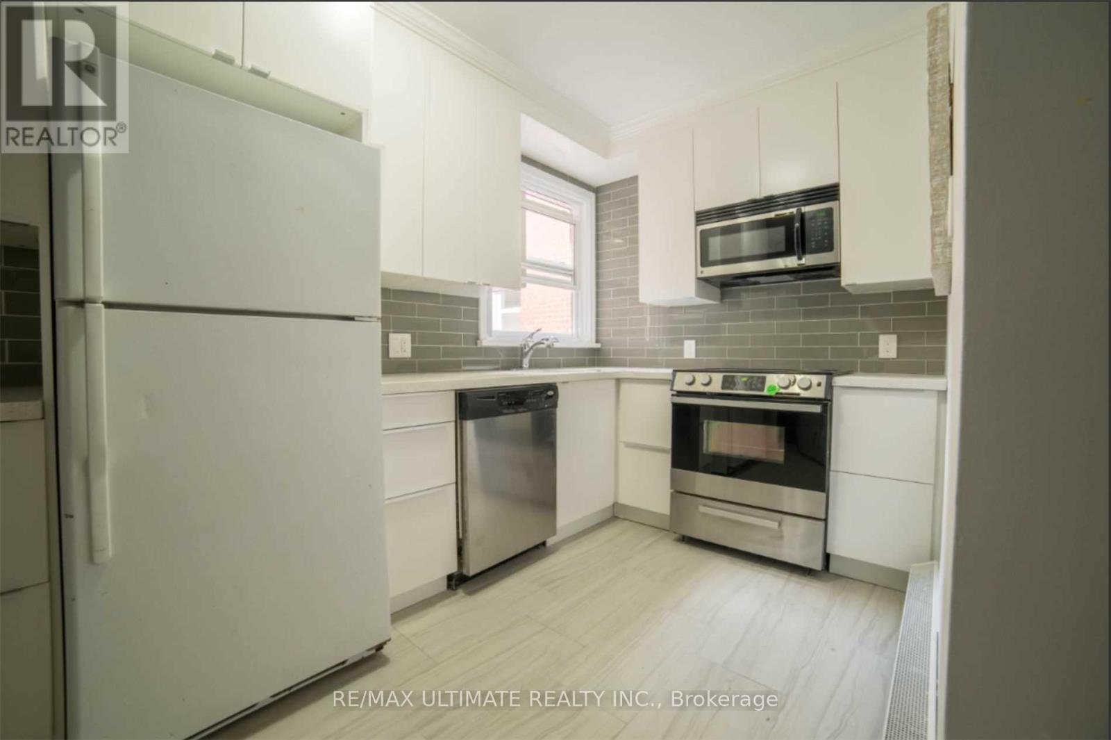 Apt 8 - 230 South Kingsway, Toronto, Ontario  M6S 3T9 - Photo 5 - W12844532