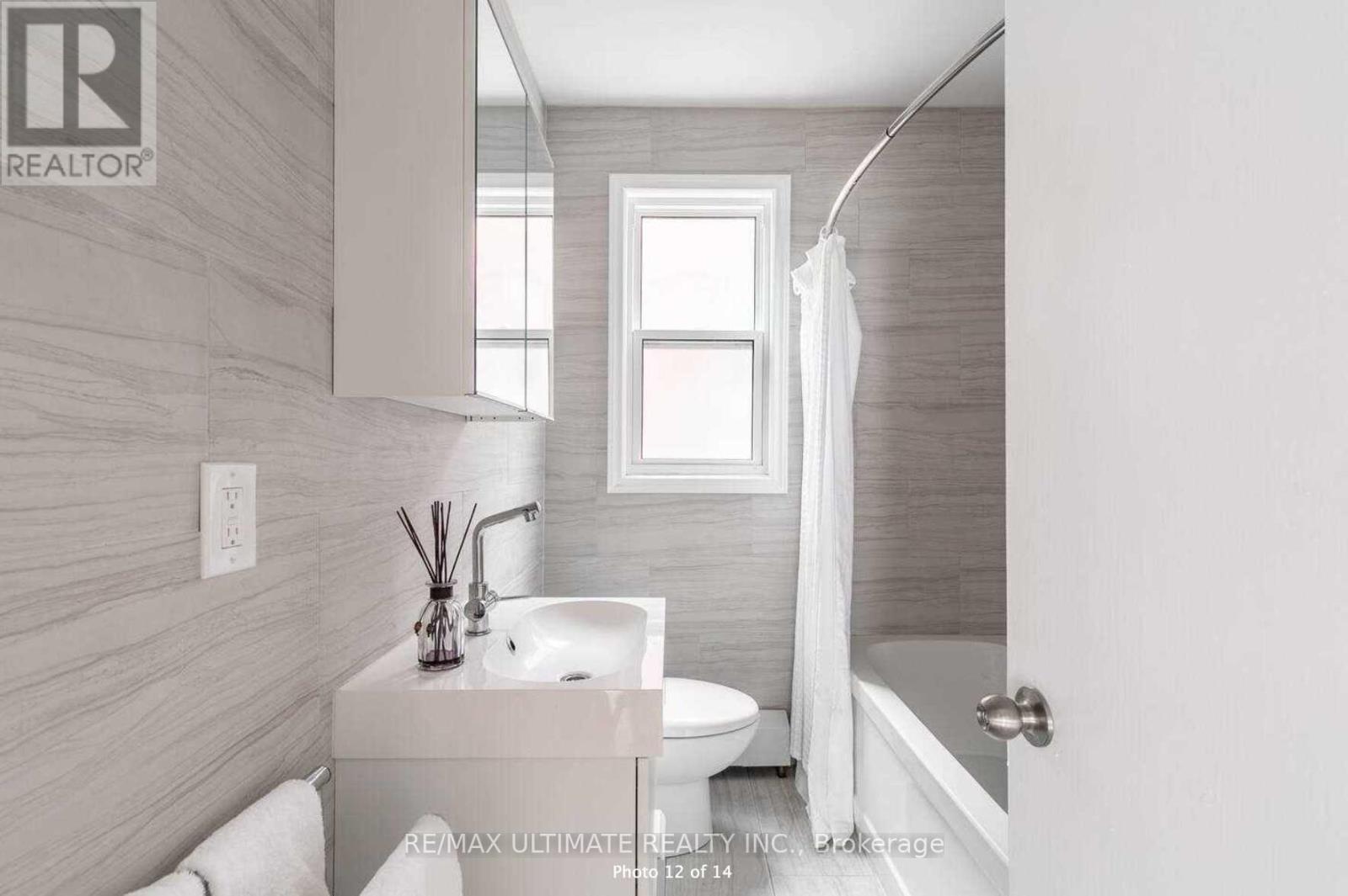 Apt 8 - 230 South Kingsway, Toronto, Ontario  M6S 3T9 - Photo 8 - W12844532