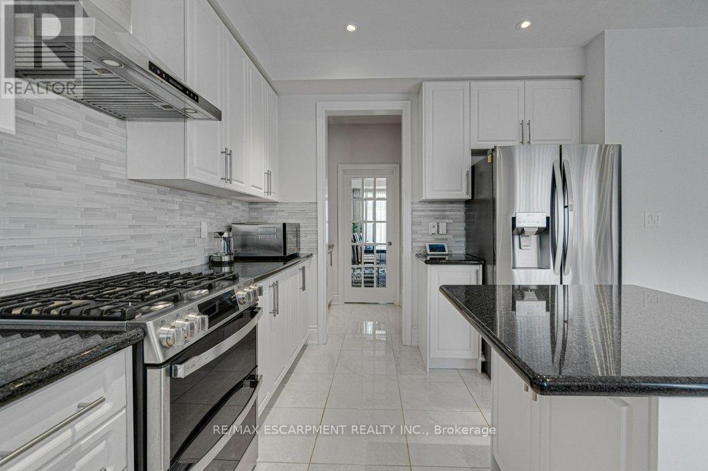 39 Avanti Crescent, Hamilton, Ontario  L8B 1W7 - Photo 9 - X12844432