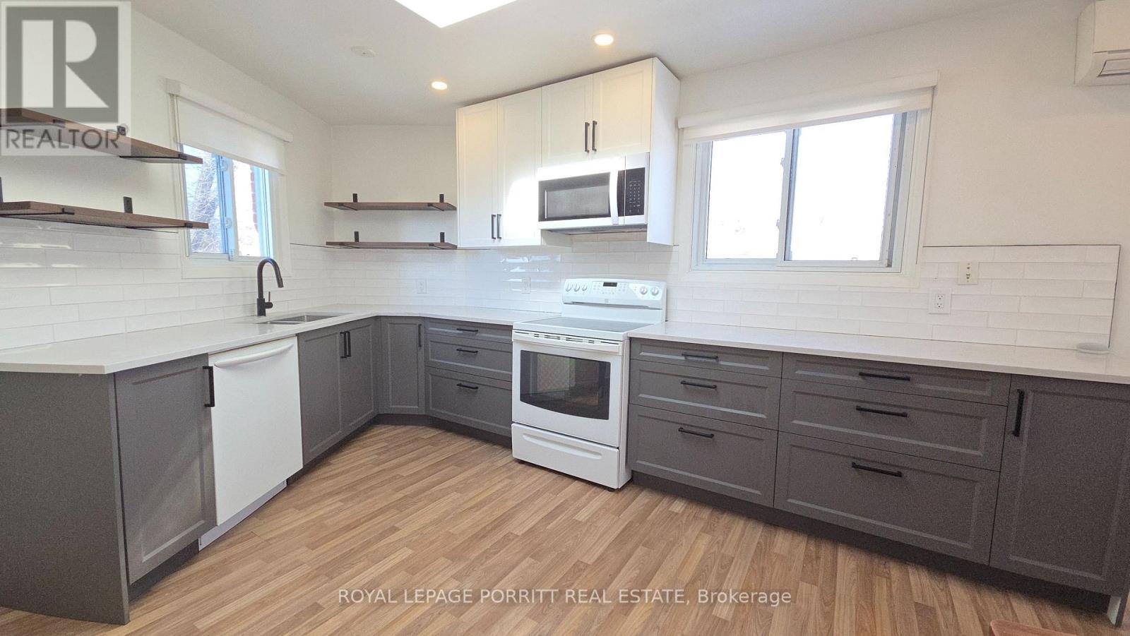 3 - 4 Fortieth Street, Toronto (Long Branch), Ontario  M8W 3M9 - Photo 4 - W12700296