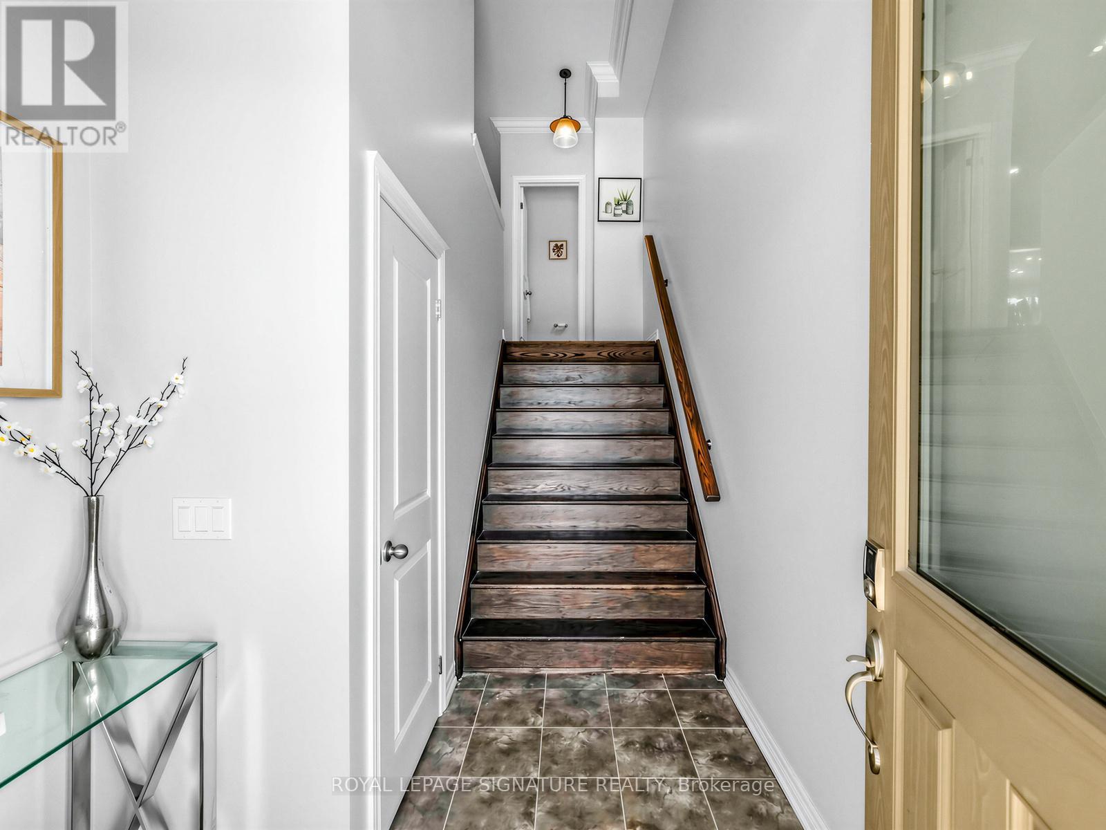 534 Stream Crescent, Oakville, Ontario  L6M 1N7 - Photo 3 - W12844006